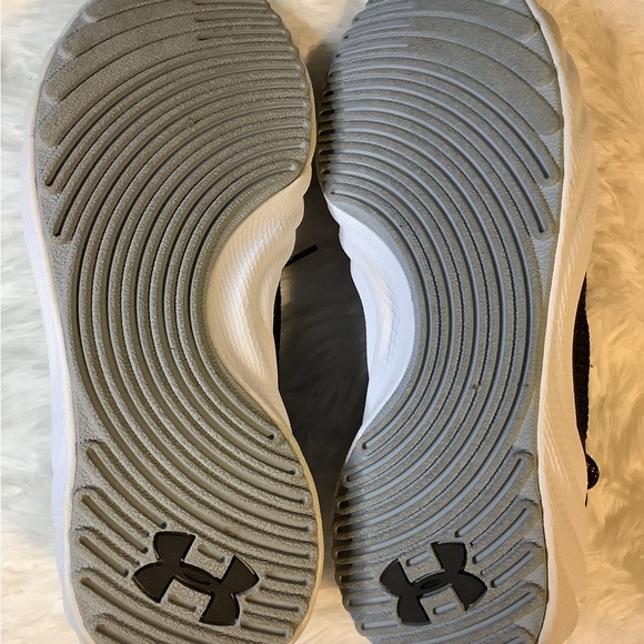 Gently worn black and silver Under Armour - Picture 6 of 7